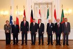 Gruppenfoto mit den acht Staatspräsidenten: v.l.n.r.Tarja Halonen (Finnland), Lech Kaczynski (Polen), Valdis Zatler (Lettland), Horst Köhler (Deutschland), Gastgeber Heinz Fischer, Giorgio Napolitano (Italien), Laszlo Solyom (Ungarn) und Anibal Cavaco Silva (Portugal). Foto: Landespressedienst