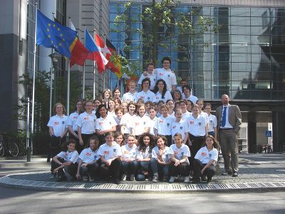 Die Meistersänger aus Graz gemeinsam mit dem Leiter des Steiermark-Büros Brüssel Korzinek vor dem EP