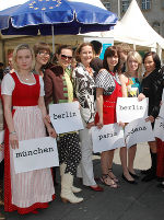 Landesrätin Dr. Bettina Vollath mit den Modeschülerinnen aus Graz am Europatagsfest auf dem Grazer Hauptplatz; Foto: Land Steiermark, Europaabteilung.