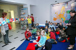 Im Info-Büro von EuropeDirect am Grazer Nikolaiplatz diskutierten die Volksschülerinnen bevor sie ...