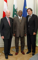 Honorarkonsul Ing. Herbert Depisch begleitete den Botschafter der Republik Südafrika, Mabangambi Leslie Gumbi zum Antrittsbesuch bei Landeshauptmann Mag. Franz Voves in die Grazer Burg. Foto: Land Steiermark