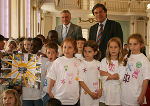 v.l.n.r.: Bundesrat Mag. Wolfgang Erlitz (links), amtsführender Landesschulratspräsident, und Landeshauptmann Mag. Franz Voves  mit Volksschulkindern. Foto: Landespressedienst 