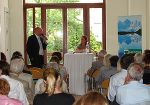 Der Leiter des Steiermark-Hauses Korzinek begrüßt den jungen Autor Petz 
