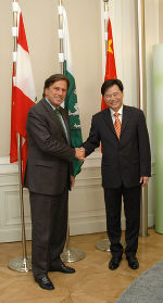 v.l.: Landeshauptmann Mag. Franz Voves begrüßte den chinesischen Botschafter Ken Wu zu dessen Antrittsbesuch in der Grazer Burg.