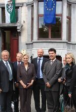 Die kroatischen Parlamentarier Gereci, Posavec, Sabaric, Bujsic, Hrzic zusammen mit dem Leiter des Steiermark-Büros Brüssel vor dem gemeinsamen Regionenhaus 
