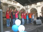 SchülerInnen aus Puntigam mit "Bifzi Bafzi" auf der Friedensbühne (Fotos: Land Steiermark)