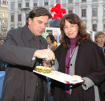 Landeshauptmann Mag. Franz Voves und ADA-Geschäftsführerin Mag. Brigitte Öppinger-Walchshofer bei der Eröffnung der Ausstellung zur Entwicklungszusammenarbeit im Rahmen des steirischen Fairtrade-Tages am Grazer Hauptplatz. 