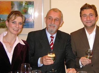 Gäste bei der Junker-Präsentation in Brüssel (v.l.) Karin Lukas-Eder (Bayrische Forschungsallianz GmbH), Österreichs Belgien-Botschafter Karl Schramek und "Weinakademiker" Johannes Lamprechter im Steiermark-Büro