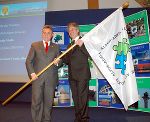 Burgenlands Landeshauptmann Hans Niessl (links) überreichte die Alpen-Adria-Fahne an den Präsidenten der italienischen Reigon Friaul-Julisch-Venetien, Dr. Renzo Tondo