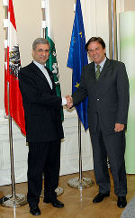 v.r.: Landeshauptmann Mag. Franz Voves empfing heute Mittag den iranischen Botschafter, Prof. Dr. Ebrahim Sheibany, in seinem Büro in der Grazer Burg, Foto bei Quellenangabe honorarfrei © Land Steiermark