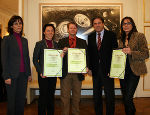 v.l. Mag. Elisabeth Freiberger, Mag. Nina Koren, Mag. Christian Brüser, LH Mag. Franz Voves und Carla Koytec, die den Preis für ihren Mann entgegen nahm, bei der Verleihung des Journalistenpreises, Foto bei Quellenangabe honorarfrei © Foto Landespressedienst