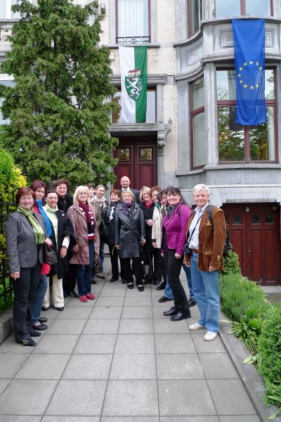 Die Gruppe der Fraueninitiative "FrauenLeben" vor dem Steiermark-Haus