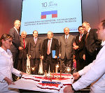 v.l.n.r.: Gerhard Fabisch, Ambros Lackner, Ottmar Ederer, Paul Lendvai, Konsul Kurt Oktabetz,  Aleš Pulko, Präsident August Jost bei der Überreichung der Geburtstagstorte © Margit Kundigraber (Steiermärkische Sparkasse)