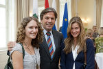 Birgit Alber (l.) und Harriet Jansen mit Landeshauptmann Franz Voves