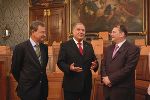 Der Präsident des Parlamentes der Vojvodina (Serbien) Sándor Egeresi (rechts) mit dem Präsident des Landtages Steiermark Siegfried Schrittwieser und dem Leiter der Europaabteilung, Ludwig Rader (links) in der Landstube des Landtages Steiermark Der Präsident des Parlamentes der Vojvodina (Serbien) Sándor Egeresi (rechts) mit dem Präsident des Landtages Steiermark Siegfried Schrittwieser und dem Leiter der Europaabteilung, Ludwig Rader (links) in der Landstube des Landtages Steiermark