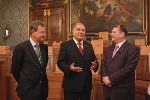 Der Präsident des Parlamentes der Vojvodina (Serbien) Sándor Egeresi (rechts) mit dem Präsident des Landtages Steiermark Siegfried Schrittwieser und dem Leiter der Europaabteilung, Ludwig Rader (links) in der Landstube des Landtages Steiermark