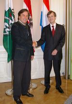 Landeshauptmann Mag. Franz Voves begrüßte den Botschafter des Königreiches der Niederlande, Dr. Alphons Hamer (rechts), zu einem Arbeitsgespräch in der Grazer Burg.