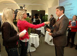 Die Schülerinnen Nina Horcher und Marina Grasser beim Interview mit Außenminister Spindelegger im Medienzentrum Steiermark