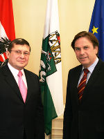 Der Botschafter Venezuelas, S.E. Alí de Jesús Uzcategui Duque, mit Landeshauptmann Mag. Franz Voves (v.l.).