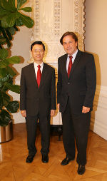 Botschafter Kok Leng Soo kam zu einem Arbeitsbesuch mit Landeshauptmann Mag. Franz Voves in die Grazer Burg.