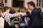 LH Voves mit interessierten Schülern beim Fairtrade-Tag in der Grazer Burg 
