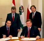 von Bürgermeister Tomasz Kucharski aus Olsztyn/Tschenstochau (links vorne) und Mag. Wilfried Leitgeb (ICS) unterschrieben.