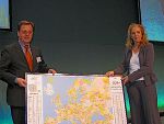 VRE-Präsidentin Michelle Sabban überreicht den "Communicating Europe Award 2009" an Europa-Ausschussvorsitzenden Erich Prattes. 