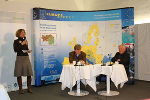 Astrid Kury von der Akademie Graz moderierte im "Café Europa" die Diskussion mit Norbert Mappes-Niediek und Harald Baloch (von links)