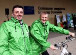 Strahlende Sieger beim e-Bike-Rennen in Brüssel: Europaparlamentarier Jörg Leichtfried (links) und TU-Rektor Hans Sünkel (rechts)