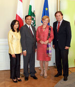 Landeshauptmann Franz Voves begrüßte den neuen Botschafter von Sri Lanka, Musthafa Jaffeer und dessen Gattin Razeeya Jaffeer (links), die gemeinsam mit Honorarkonsulin Edith Hornig in der Grazer Burg kamen.
