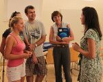 Mag. Mateja Haberler (re) und Dr. Heidi Zikulnig (zweite von rechts) im Gespräch mit Studierenden der Summer School.