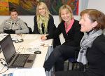 Europa kann durchaus humorvoll "verkauft" werden: Dr. Heidi Zikulnig (europe direct), Dr. Theresia Müller und Schüler der Hak Völkermarkt. © europe direct Steiermark / JB Europa kann durchaus humorvoll "verkauft" werden: Dr. Heidi Zikulnig (europe direct), Dr. Theresia Müller und Schüler der Hak Völkermarkt.