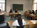 Mag.a Manuela Fuchs erläutert den DeutschstudentInnen die Grundlagen der Europäischen Union. © Foto: Caritas / Bionda