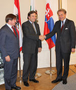 Aus der Slowakei erhielt Landeshauptmann Franz Voves eine Einladung zum Finale der Eishockey-WM 2011, die Botschafter Peter Lizak (rechts) und Honorarkonsul Volker Pichler (links) überbrachten.