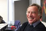 Vorfreude auf die Pension? Oder doch die Freude über die gescheiten Fragen "seiner" Schüler? Prof. Johann Šuklje vom Bischöflichen Gymnasium.