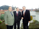 Vizegouverneur Alexej Plekhanov mit dem Botschafter der Russischen Föderation in Öster-reich, Osadtschij Stanislav und dem Landesrat für Wirtschaft und Europa, Gerald Schöpfer am Dach des „Haus der Wirtschaft“ in Graz.