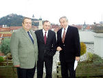 Vizegouverneur Alexej Plekhanov mit dem Botschafter der Russischen Föderation in Öster-reich, Osadtschij Stanislav und dem Landesrat für Wirtschaft und Europa, Gerald Schöpfer am Dach des „Haus der Wirtschaft“ in Graz. 