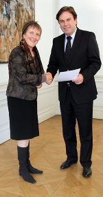Honorarkonsulin Marianne Graf bedankte sich bei LH Voves für den herzlichen Empfang in der Grazer Burg