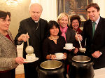 Angela Lienhart, Bischof Egon Kapellari, Elizabeth Sepulveda, Landesrätin Kristina Edlinger-Ploder, Gemeinderätin Sissy Potzinger und LH Franz Voves (v. l.) beim Benefizsuppenessen