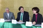 Den Vorsitz im Beirat führt weiterhin Elisabeth Freiberger (rechts), ihr Stellvertreter ist Klaus Behmel - hier nach der Angelobung durch Landeshauptmann Franz Voves (Mitte). © Land Steiermark / Fairstyria /js Den Vorsitz im Beirat führt weiterhin Elisabeth Freiberger (rechts), ihr Stellvertreter ist Klaus Behmel - hier nach der Angelobung durch Landeshauptmann Franz Voves (Mitte).