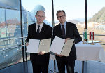 Landesrat Christian Buchmann (rechts) und Marschall Piotr Calbecki bei der Unterzeichnung des Partnerschaftsabkommens