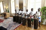 Trommelensemble aus Ruanda im Weißen Saal der Burg 