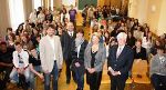 Mag. Heinz D'Alessandro, Dr. Peter Krois, Dr. Heidi Zikulnig, Direktorin Dr. Gerda Lichtberger und Botschafter Dr. Wolfgang Wolte mit den interessierten Schülerinnen und Schülern im BG Ursulinen.