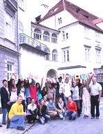 Vor der Grazer Burg, dem Sitz des Landeshauptmanns, präsentierte sich die 5. Klasse der "Ursulinen" mit einem Gastschüler aus Ecuador der Fotografin.