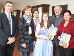 Jürgen Gmelch (EU-Kommission), Heidi Zikulnig (Europe Direct Steiermark), Gewinnerin Tanja Eder mit ihrer Freundin Amina Engleitner, Josi Bauer und Abg. Lackner-Strauss.