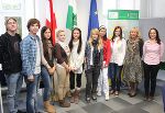 MMag. Manuela Fuchs (ganz rechts) und Prof. Lydia Lengger mit den Schülern, die sich auf eine Straßburg-Reise vorbereiten. © EuropeDirect Stmk / Josi