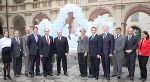 Die Delegation aus Tatarstan mit Vizeminister Igor Nosov und LT-Präs. Majcen vor der Eiskrippe im Landhaushof.