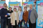 Der Leiter der Neuen Mittelschule; Gerhard Zotter, die Lehrerinnen Helga Stuhlpfarrer und Stadträtin Renate Ofner-Rucker mit dem EuropeDirect Team mit Helena Aigner, Maria Ortner und Josef Bauer.