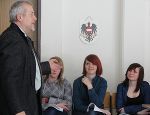 EuropeDirect Steiermark (hier J. Bauer) unterhielt die Schülerinnen und Schüler auch auf humorvolle Weise.