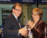 LR Christian Buchmann nahm am Mittwochabend (15.2.2012) die Auszeichnung der Steiermark als „Europäische Unternehmerregion 2013“ von der Präsidentin des EU-Ausschusses der Regionen, Mercedes Bresso, im Europaparlament in Brüssel entgegen.
